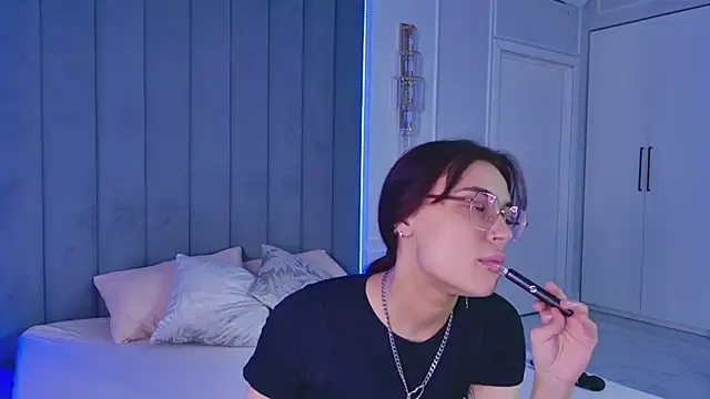 VioletAsh online show from June 22, 2026, 4:42 am
