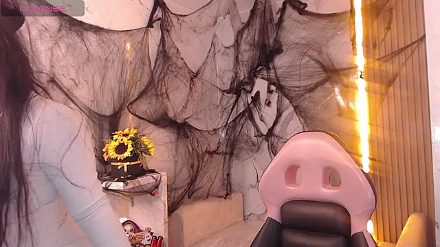 Sophia tf online show from October 7, 2025, 1:34 pm