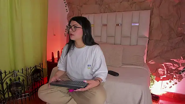 Snapshot of Jade_Nmm chatting on October 10, 2025, 1:01 pm Jade Nmm online show from October 10, 2025, 1:01 pm