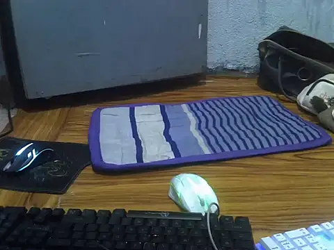 Snapshot of charms_virgin chatting on September 12, 2025, 1:28 am charms virgin online show from September 12, 2025, 1:28 am