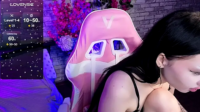 AkiraAsai online show from November 27, 2025, 2:06 pm