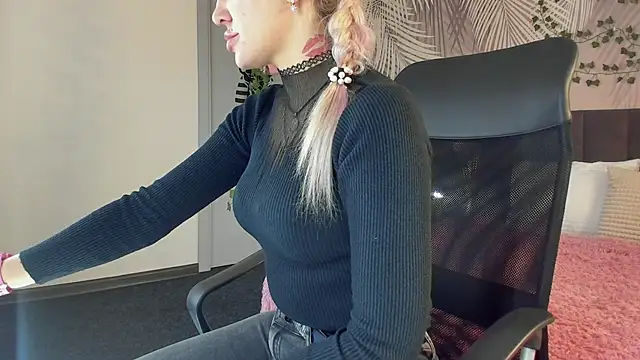 Snapshot of Kira_Key chatting on November 7, 2025, 1:43 am Kira Key online show from November 7, 2025, 1:43 am