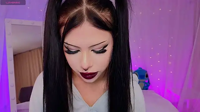 venomeowww   online show from September 26, 2025, 3:02 am