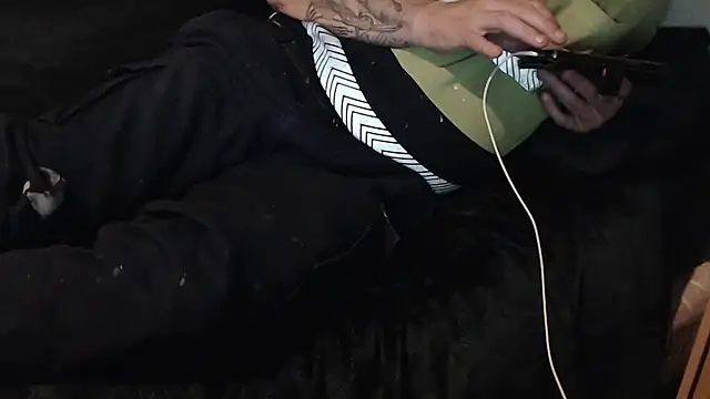 idiotpig66 online show from September 15, 2025, 9:21 am