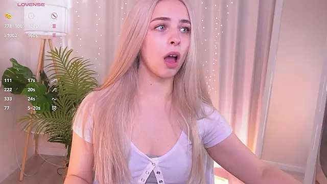 Snapshot of ShinyBarbie chatting on December 4, 2025, 6:56 am ShinyBarbie online show from December 4, 2025, 6:56 am