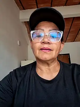 Snapshot of Vickysweeeettt chatting on April 24, 2026, 5:26 pm Vickysweeeettt online show from April 24, 2026, 5:26 pm
