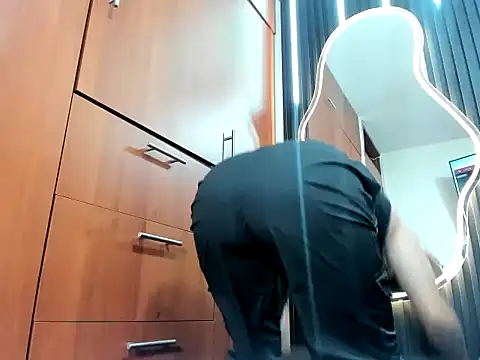 scarletr red online show from October 15, 2025, 9:34 pm