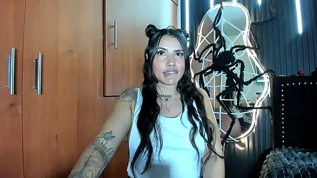 scarletr red online show from October 30, 2025, 10:28 pm