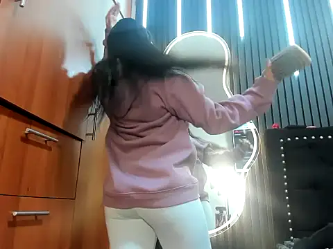 scarletr red online show from October 16, 2025, 10:51 pm