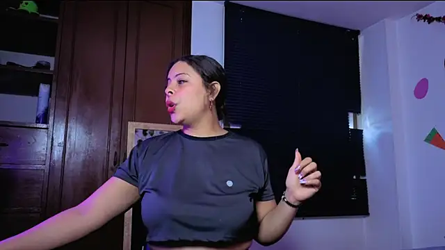 MiaCollinssx online show from April 24, 2026, 2:19 pm