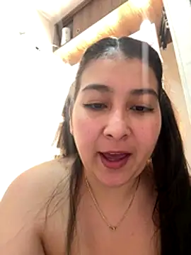 Snapshot of evelyn_1702 chatting on December 5, 2025, 12:21 am evelyn 1702 online show from December 5, 2025, 12:21 am