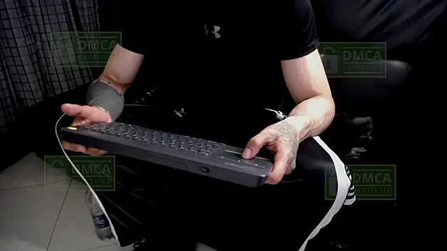 Snapshot of Mr_Klein_69 chatting on October 25, 2025, 1:05 am Mr Klein 69 online show from October 25, 2025, 1:05 am