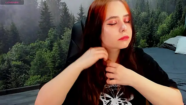 Snapshot of Alis_Platt chatting on February 7, 2026, 1:02 am Alis Platt online show from February 7, 2026, 1:02 am