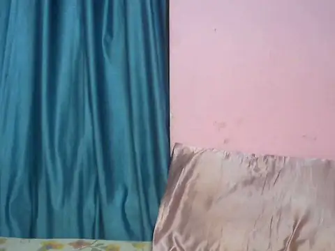 Queenxxx98 online show from November 17, 2025, 7:18 pm