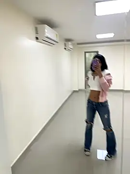 Snapshot of MaskedGirl_ chatting on November 18, 2025, 4:43 pm MaskedGirl online show from November 18, 2025, 4:43 pm