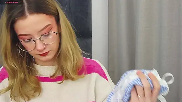 MaeLili online show from February 3, 2026, 7:24 am