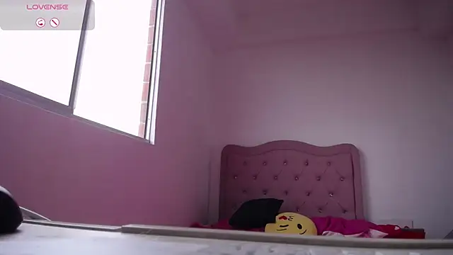 lizzysnow   online show from September 30, 2025, 10:38 pm