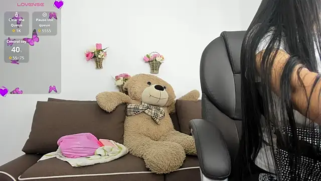 Snapshot of Zahra_milks chatting on October 21, 2025, 1:43 pm Zahra milks online show from October 21, 2025, 1:43 pm