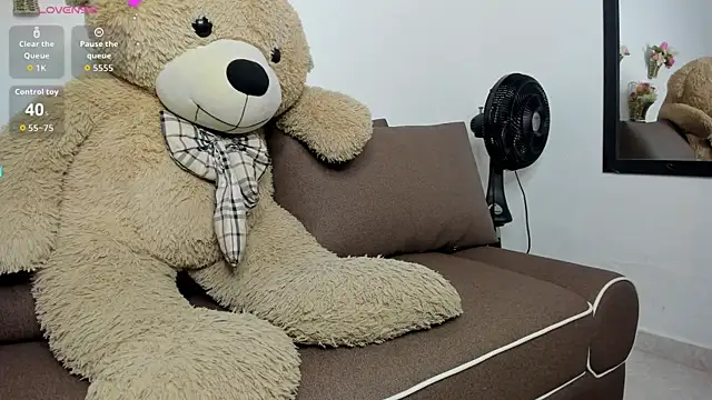 Snapshot of Zahra_milks chatting on October 14, 2025, 1:45 pm Zahra milks online show from October 14, 2025, 1:45 pm