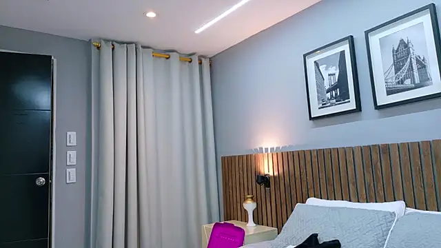 luna roja25 online show from February 4, 2026, 4:02 pm