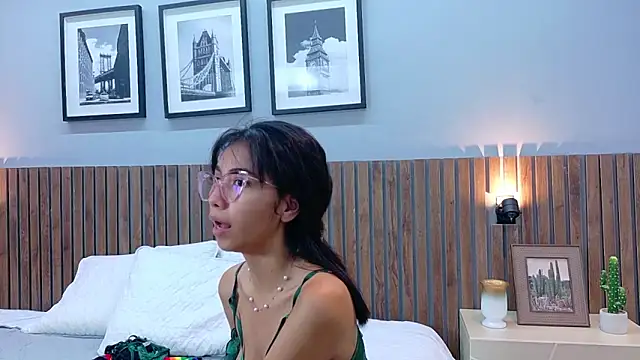 luna roja25 online show from February 25, 2026, 2:06 pm