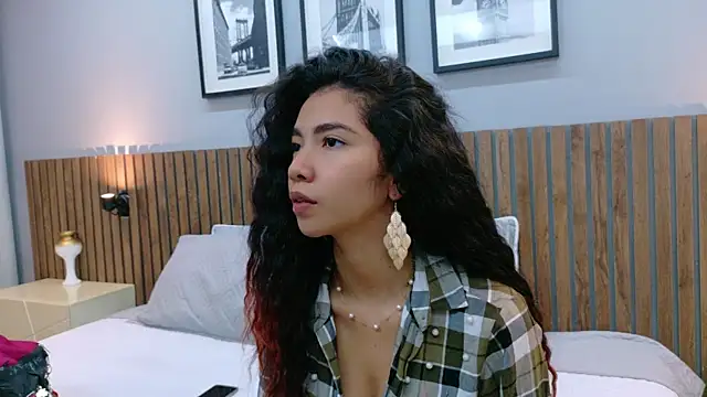 luna roja25 online show from November 28, 2025, 1:22 pm