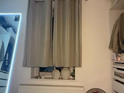 Snapshot of KayleeBella chatting on December 3, 2025, 9:25 pm KayleeBella online show from December 3, 2025, 9:25 pm