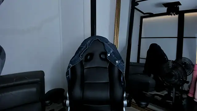 LiamDeep online show from October 8, 2025, 8:20 pm