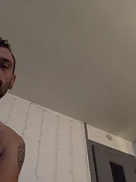 Snapshot of Hugox1123 chatting on December 17, 2025, 11:54 pm Hugox1123 online show from December 17, 2025, 11:54 pm