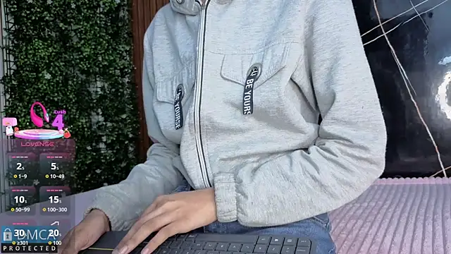 Snapshot of Kiara_Zahiri__ chatting on October 17, 2025, 11:01 am Kiara Zahiri online show from October 17, 2025, 11:01 am