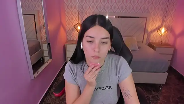 Snapshot of CHRISTY_TEIGEN4 chatting on October 18, 2025, 7:27 pm CHRISTY TEIGEN4 online show from October 18, 2025, 7:27 pm