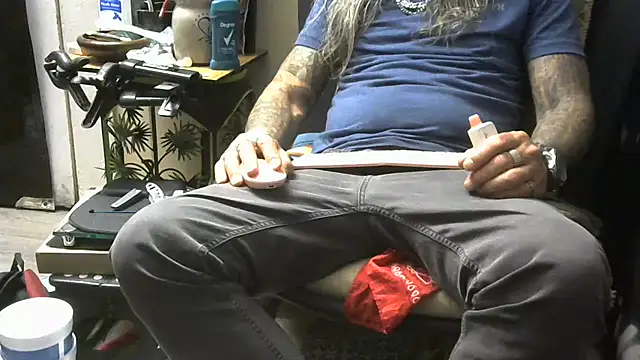 Snapshot of crassanova chatting on April 5, 2026, 10:22 am crassanova online show from April 5, 2026, 10:22 am