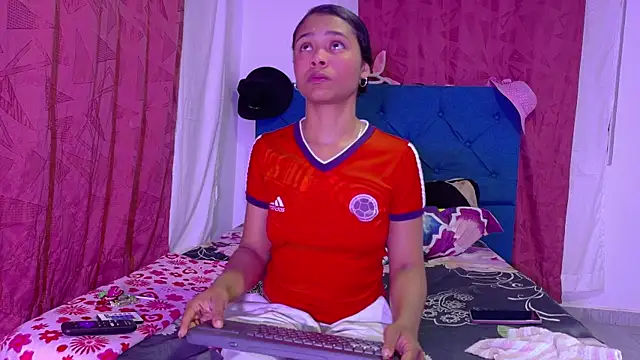 Snapshot of Kristall_06 chatting on June 21, 2026, 4:40 am Kristall 06 online show from June 21, 2026, 4:40 am