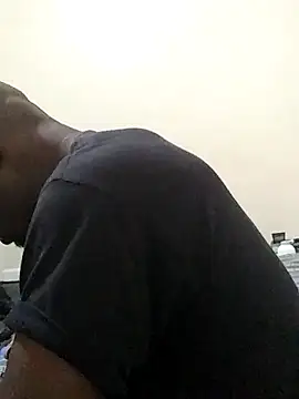 Snapshot of APornPretty1 chatting on October 3, 2025, 12:47 am APornPretty1 online show from October 3, 2025, 12:47 am