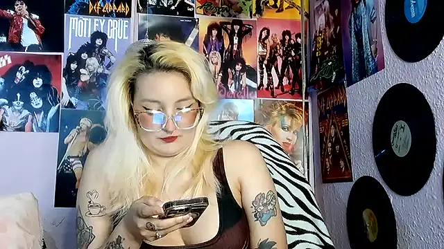 Snapshot of Avril_Maria chatting on July 11, 2026, 10:32 pm Avril Maria online show from July 11, 2026, 10:32 pm