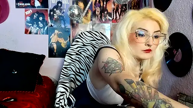 Snapshot of Avril_Maria chatting on May 22, 2026, 8:18 pm Avril Maria online show from May 22, 2026, 8:18 pm