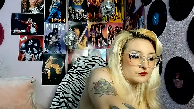 Snapshot of Avril_Maria chatting on July 8, 2026, 5:35 pm Avril Maria online show from July 8, 2026, 5:35 pm