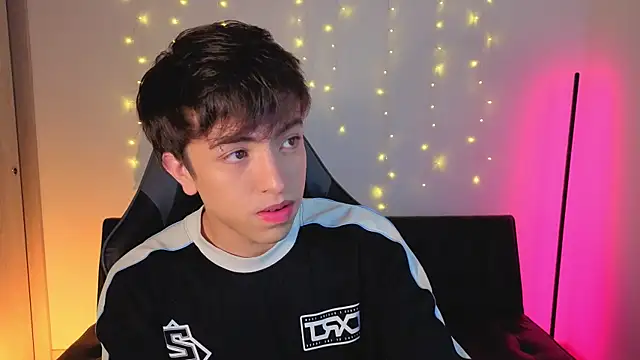 onlinenico online show from December 4, 2025, 8:08 pm