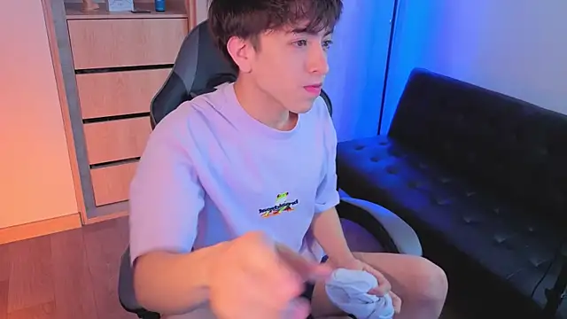 onlinenico online show from October 15, 2025, 8:06 pm