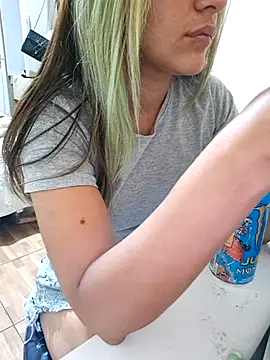 euahotmarii20 online show from November 20, 2025, 5:24 pm