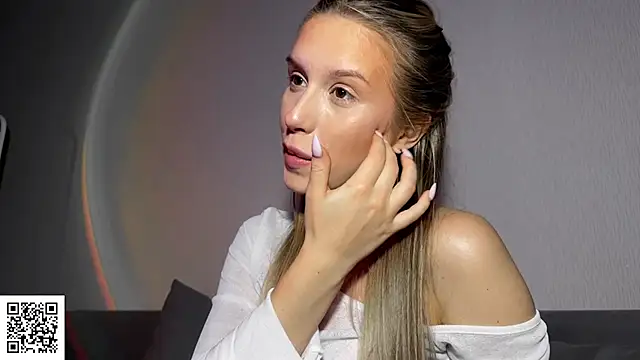 Snapshot of ElysiaXo chatting on October 23, 2025, 9:57 pm ElysiaXo online show from October 23, 2025, 9:57 pm