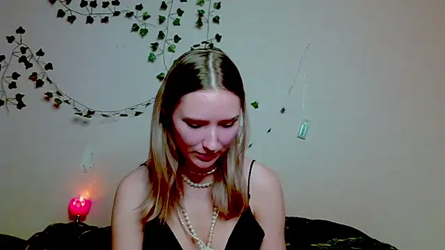 Snapshot of _kikiclark__ chatting on November 16, 2025, 8:24 pm kikiclark online show from November 16, 2025, 8:24 pm