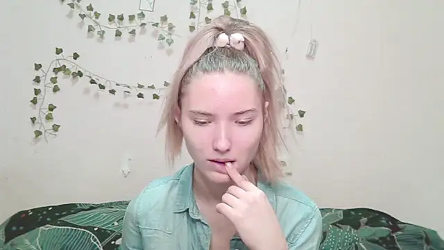 Snapshot of _kikiclark__ chatting on December 5, 2025, 2:37 pm kikiclark online show from December 5, 2025, 2:37 pm