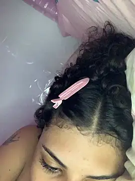 Snapshot of luluzinhax chatting on February 20, 2026, 5:26 am luluzinhax online show from February 20, 2026, 5:26 am