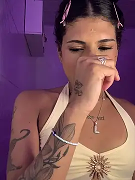 Snapshot of luluzinhax chatting on February 18, 2026, 11:45 pm luluzinhax online show from February 18, 2026, 11:45 pm