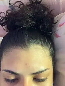 Snapshot of luluzinhax chatting on February 15, 2026, 3:18 am luluzinhax online show from February 15, 2026, 3:18 am