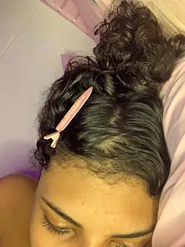 Snapshot of luluzinhax chatting on February 21, 2026, 3:30 am luluzinhax online show from February 21, 2026, 3:30 am