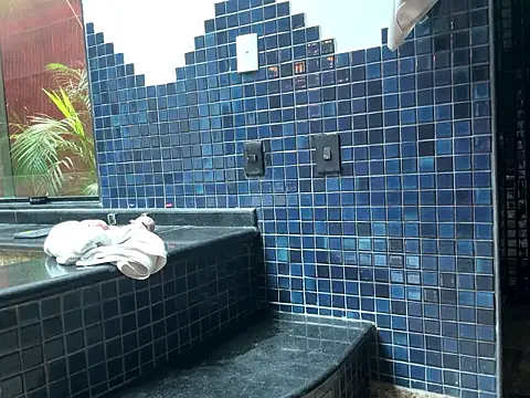 chrisalmeid  online show from December 18, 2025, 10:52 am