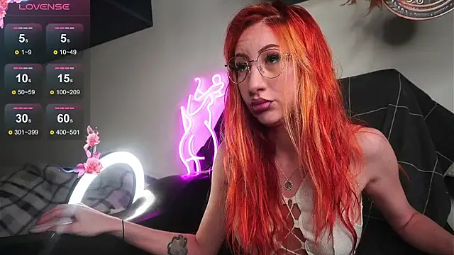 Snapshot of DaddysLittleSlutfox chatting on October 21, 2025, 1:21 pm DaddysLittleSlutfox online show from October 21, 2025, 1:21 pm