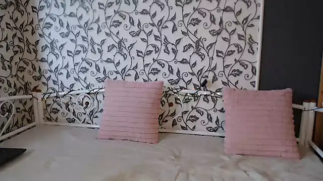 Snapshot of AmoraLuv chatting on February 11, 2026, 10:26 am AmoraLuv online show from February 11, 2026, 10:26 am